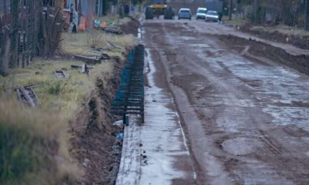 Avanzan las obras de desagües pluviales y cordón cuneta en Adelia María