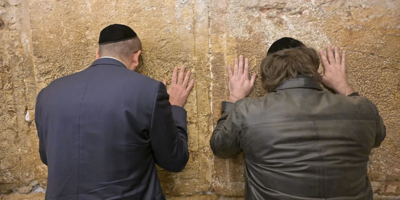 Gira presidencial: Milei llegó a Israel y visitó el Muro de los Lamentos