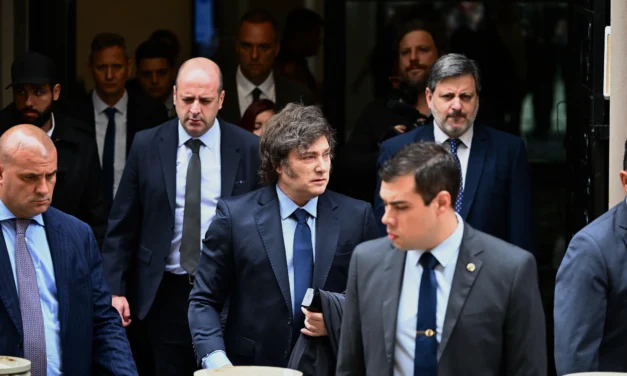 Milei inició su gira de diez días por Europa: visitará de nuevo a Meloni y se reunirá con el papa León XIV