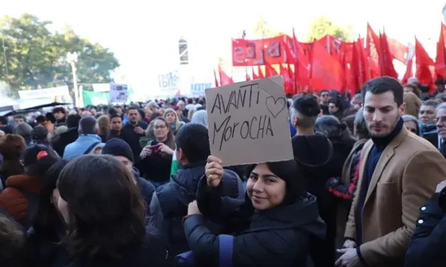 «Vamos a volver»: sin salir al balcón y con una Plaza de Mayo colmada, CFK llamó a “organizarse”