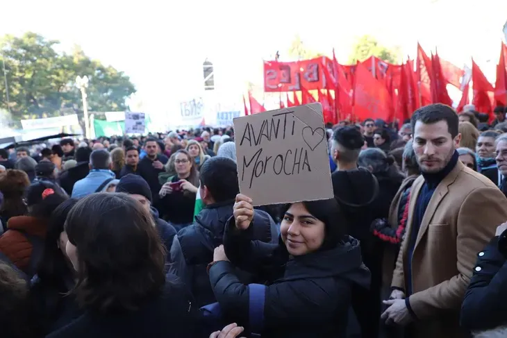 «Vamos a volver»: sin salir al balcón y con una Plaza de Mayo colmada, CFK llamó a “organizarse”
