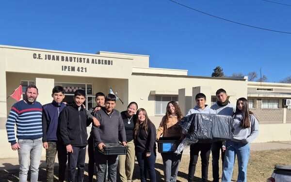 Washington: Entregaron composteras al IPEM N°421 para impulsar la huerta escolar