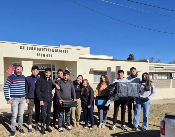 Washington: Entregaron composteras al IPEM N°421 para impulsar la huerta escolar