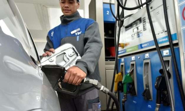 El Gobierno oficializó un «ajuste parcial» del impuesto a los combustibles y se espera otra suba en naftas y gasoil