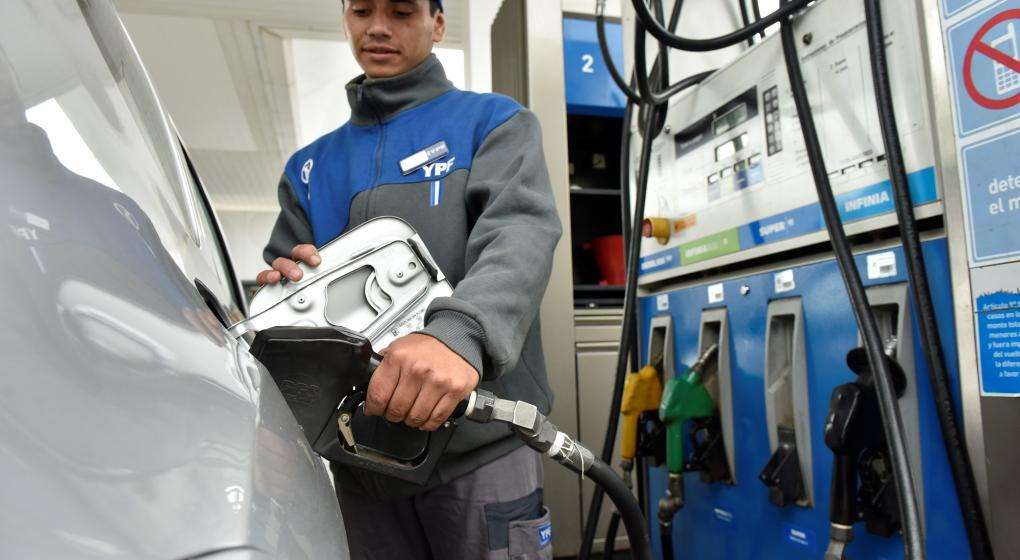El Gobierno oficializó un «ajuste parcial» del impuesto a los combustibles y se espera otra suba en naftas y gasoil