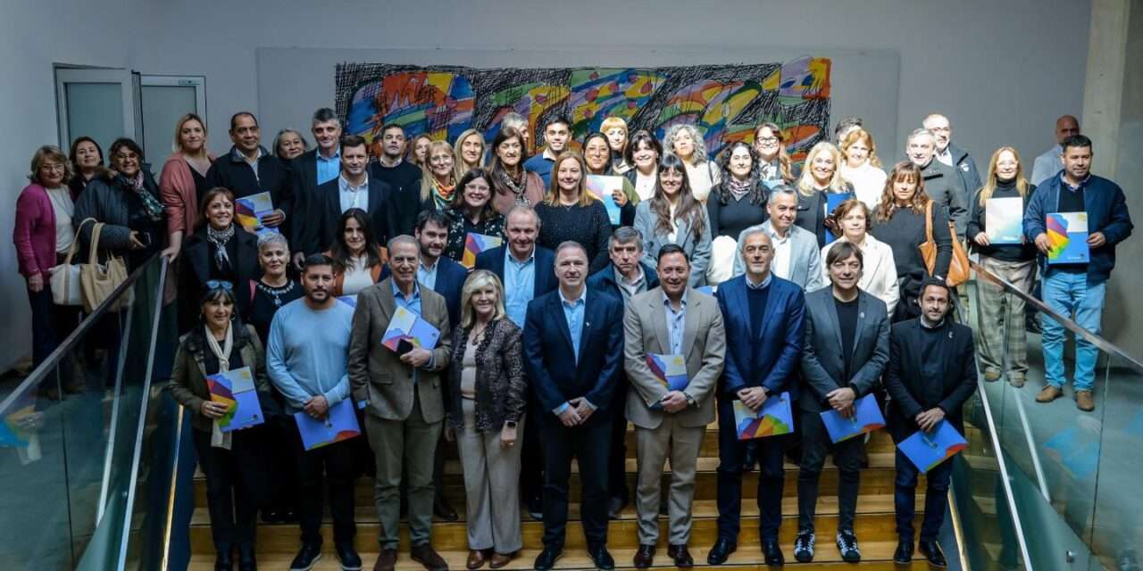 Villa Huidobro fue reconocida por su compromiso educativo y recibió un importante aporte provincial
