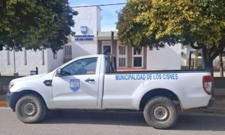 Los Cisnes incorpora una nueva camioneta para fortalecer los servicios municipales