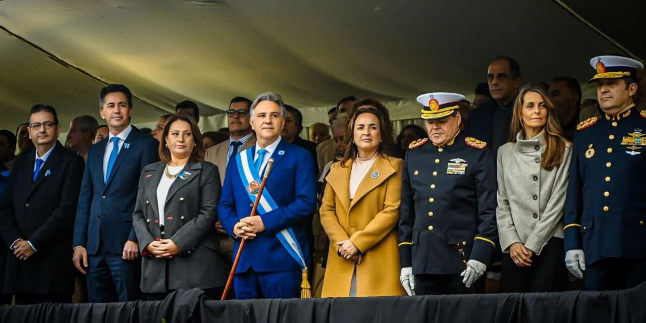 En Colonia Caroya, Llaryora encabezó el desfile cívico-militar en conmemoración del 9 de Julio