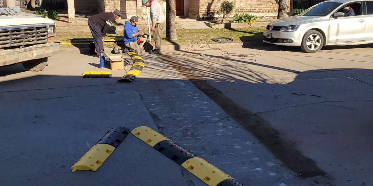 Instalan reductores de velocidad en distintos sectores de Coronel Moldes