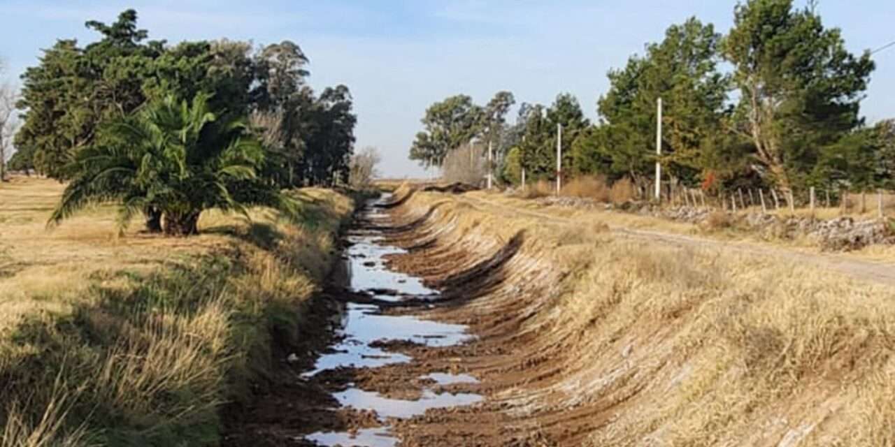Limpieza de canales pluviales en Jovita para prevenir inundaciones