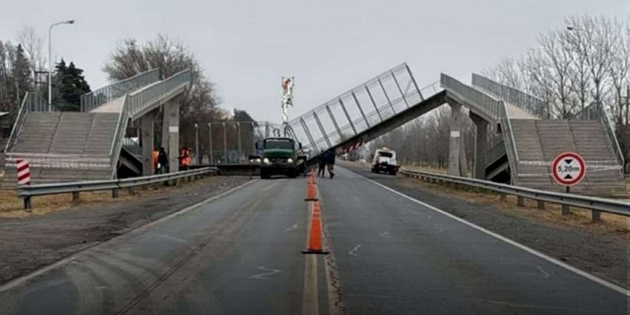 Colapsó un puente peatonal sobre la Ruta 7