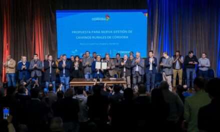 Llaryora firmó un proyecto de ley para modernizar la gestión de los caminos rurales y anunció un aporte extra de 12.500 millones