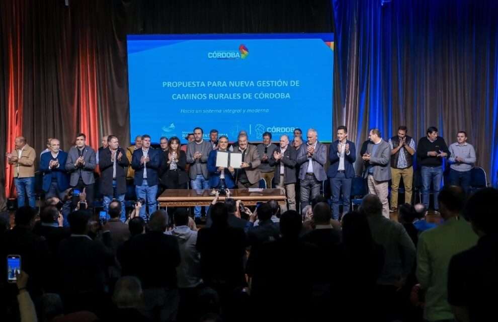Llaryora firmó un proyecto de ley para modernizar la gestión de los caminos rurales y anunció un aporte extra de 12.500 millones