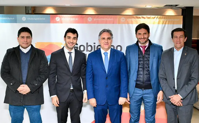 Llaryora y otros cuatro gobernadores anunciaron que en octubre competirán en un mismo frente