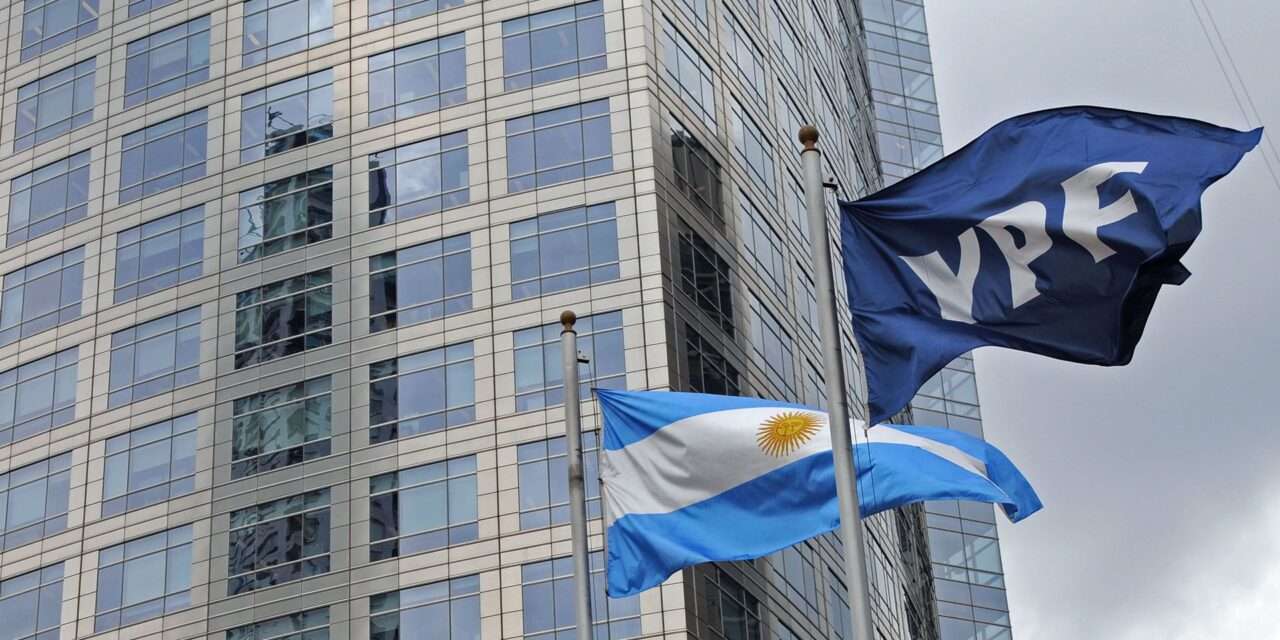 La Justicia estadounidense ordenó que Argentina ceda el 51% de las acciones de YPF a los beneficiarios del juicio