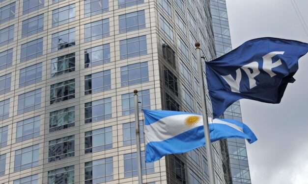 La Justicia estadounidense ordenó que Argentina ceda el 51% de las acciones de YPF a los beneficiarios del juicio