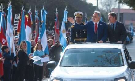Llaryora encabezó el desfile cívico – militar en conmemoración del paso a la inmortalidad del General José de San Martín