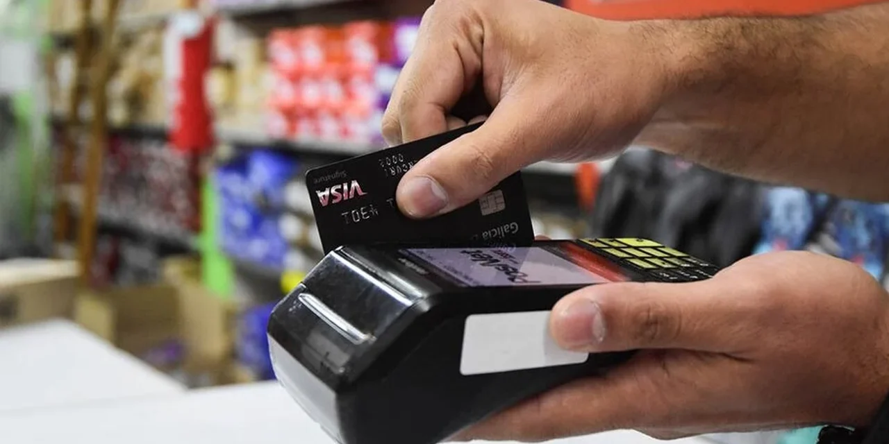 Alimentos al crédito: el 46% de las compras en supermercados se paga con tarjeta, según informe