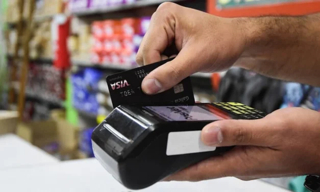 Alimentos al crédito: el 46% de las compras en supermercados se paga con tarjeta, según informe