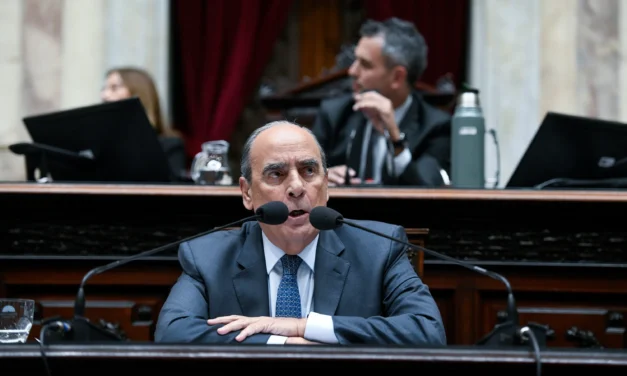 En medio de las sospechas de corrupción en el Gobierno, Francos expuso en Diputados y eludió preguntas