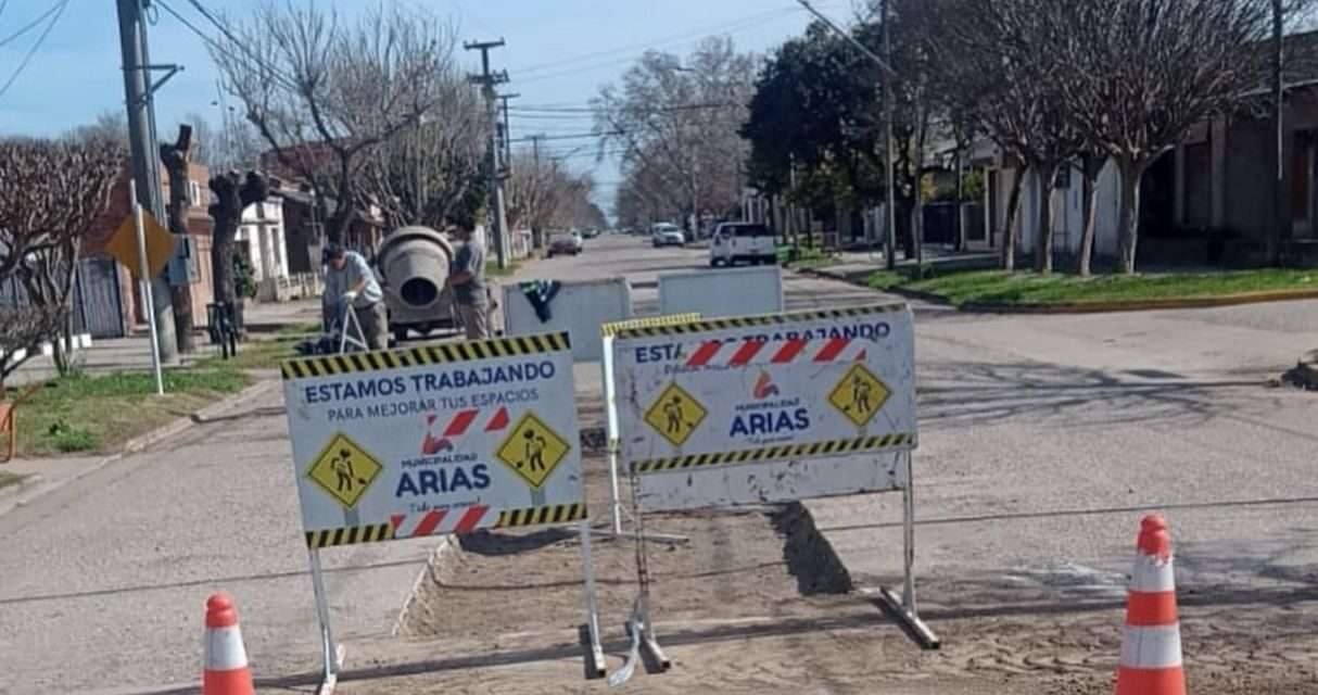 Realizan trabajos de bacheo en Arias