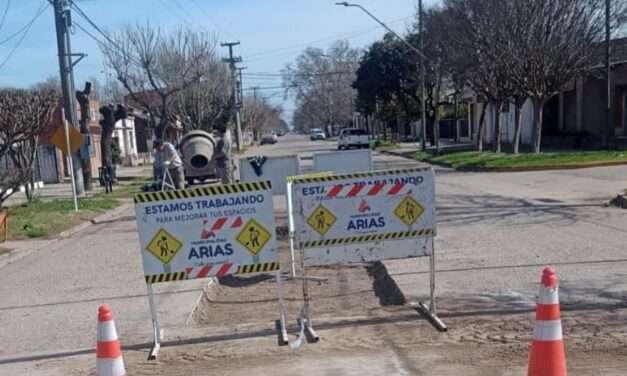Realizan trabajos de bacheo en Arias