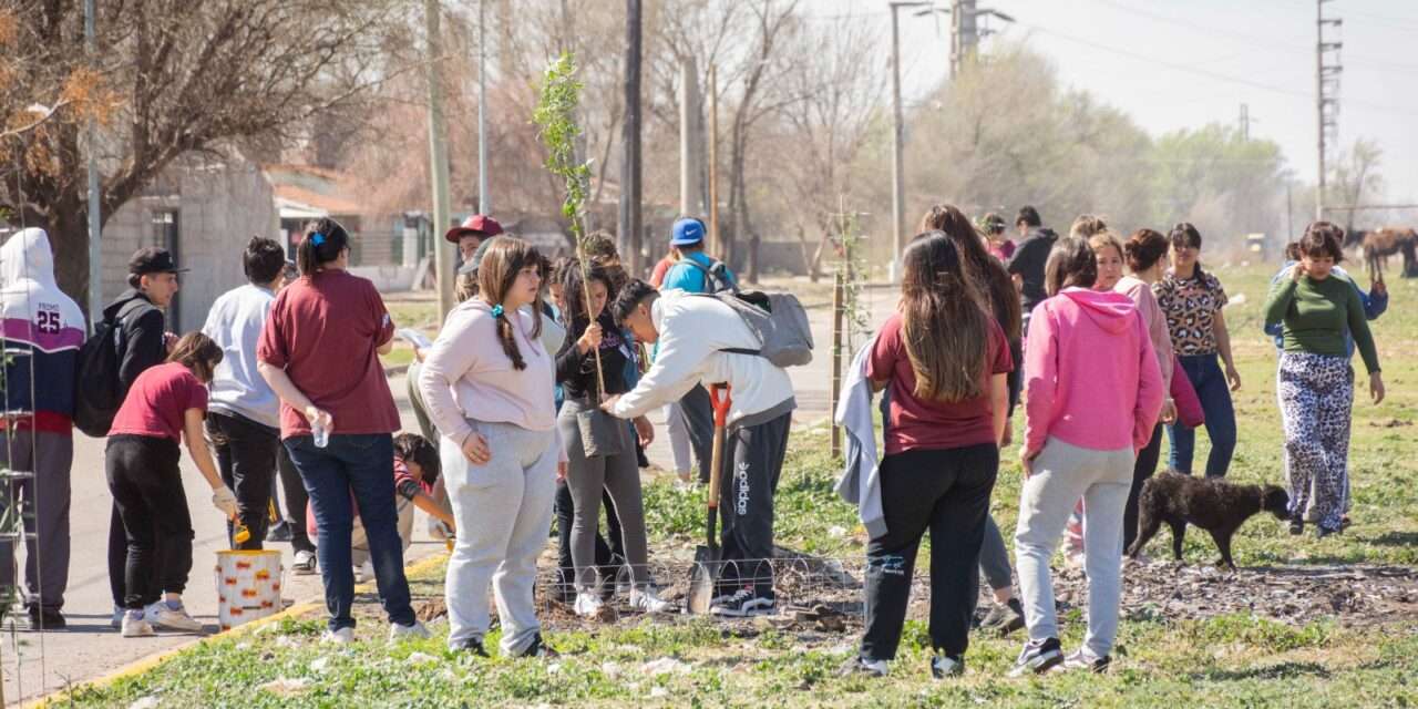 Río Cuarto: estudiantes y vecinos transformaron un microbasural en el barrio 400 Viviendas