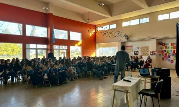 Adelia María: estudiantes participaron de la charla-taller «El observador que estoy siendo”