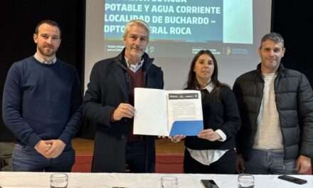 Apertura de sobres para la obra de red de agua potable en Buchardo