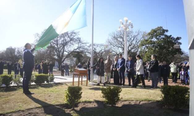 Villa María izó por primera vez su bandera en Plaza Centenario