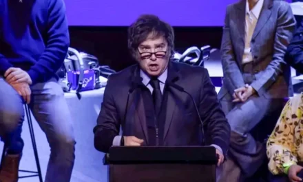Fallido de Milei durante un acto de campaña: «Están molestos porque le estamos afanando los choreos»