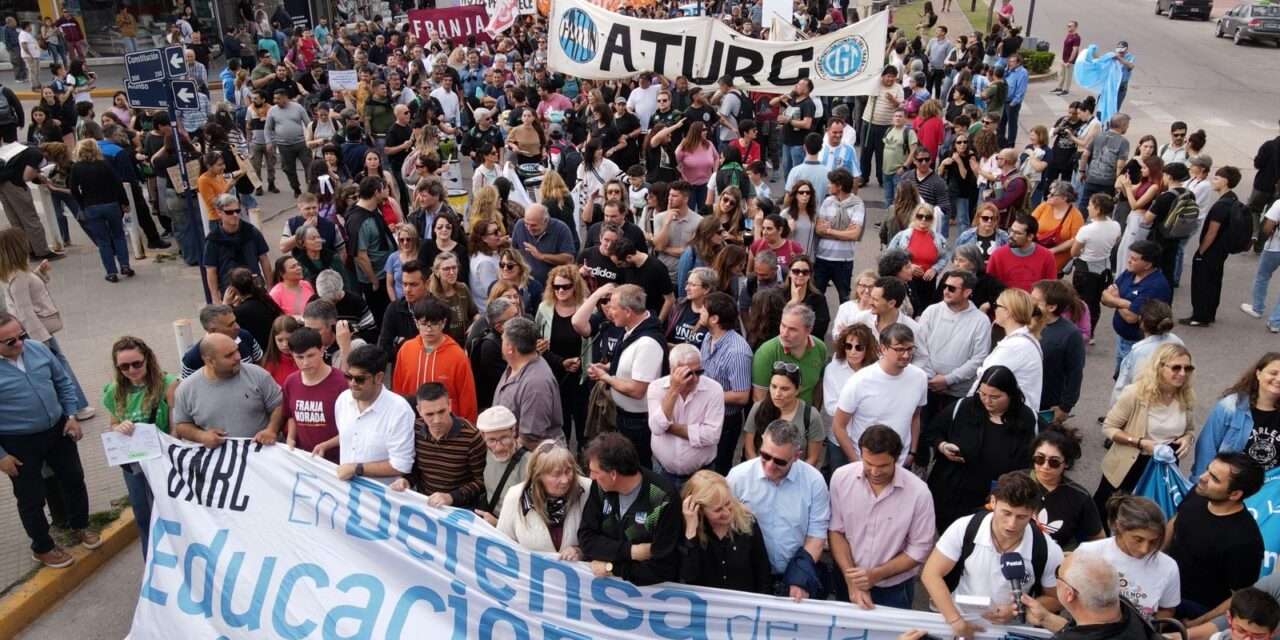 Río Cuarto: Multitudinaria marcha en defensa de la universidad pública