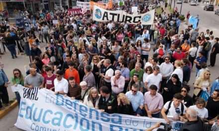 Río Cuarto: Multitudinaria marcha en defensa de la universidad pública