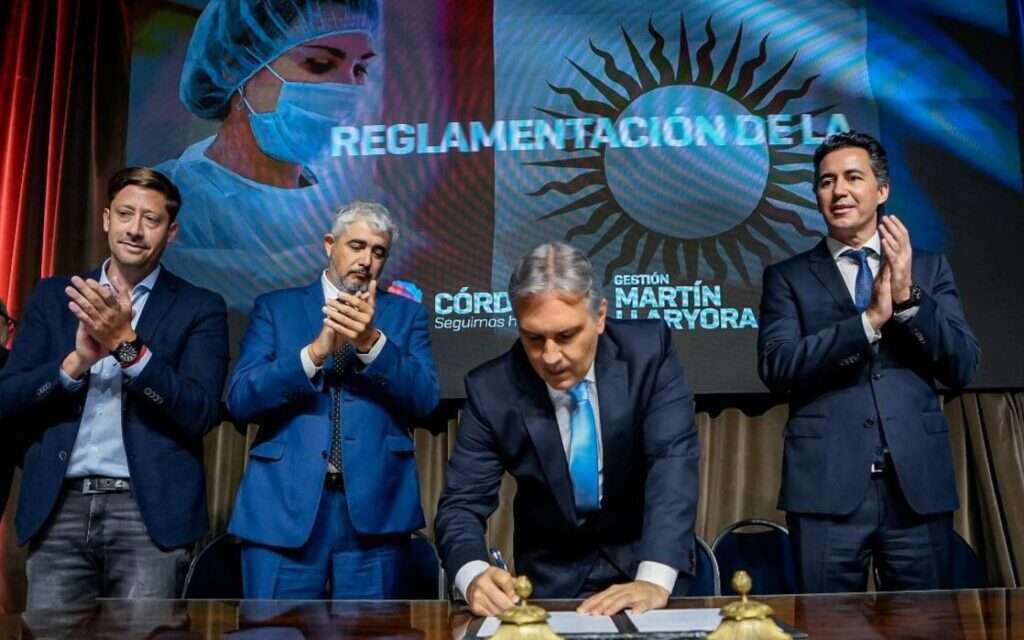 Llaryora anunció un importante incremento salarial para los equipos de salud