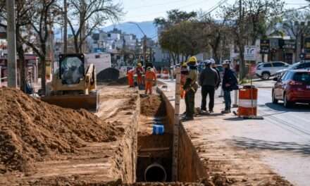 Villa Carlos Paz: avanza la obra de mejora del sistema de agua potable y repavimentación de la Avenida Cárcano
