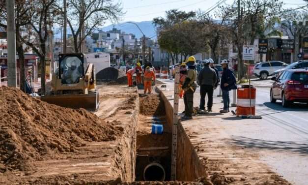 Villa Carlos Paz: avanza la obra de mejora del sistema de agua potable y repavimentación de la Avenida Cárcano