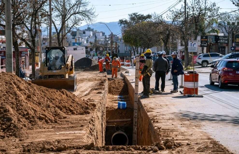 Villa Carlos Paz: avanza la obra de mejora del sistema de agua potable y repavimentación de la Avenida Cárcano
