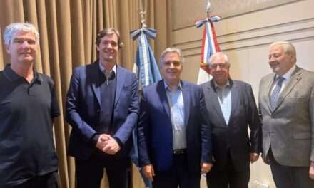 Llaryora se reunió con referentes de la producción textil de la Argentina