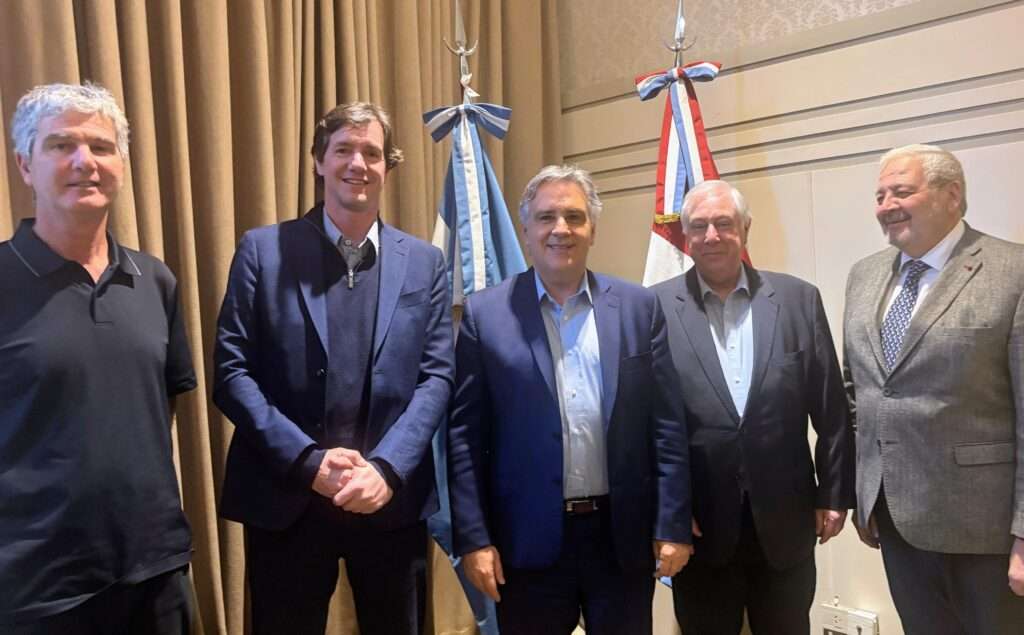 Llaryora se reunió con referentes de la producción textil de la Argentina