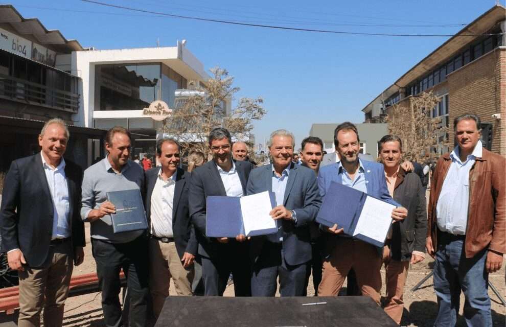 Expo Río Cuarto: Busso firmó líneas de financiamiento y entregó una unidad a la Patrulla Rural