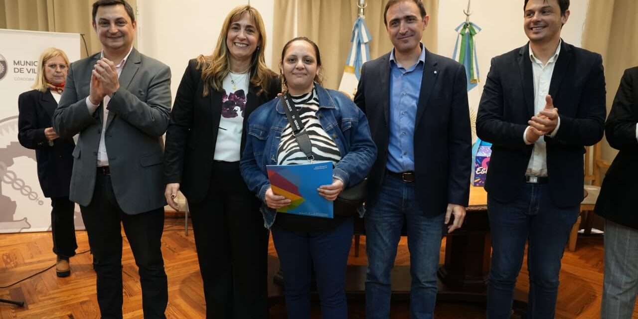 Villa María: Municipio y Provincia entregaro posesiones de viviendas a más de 50 vecinos