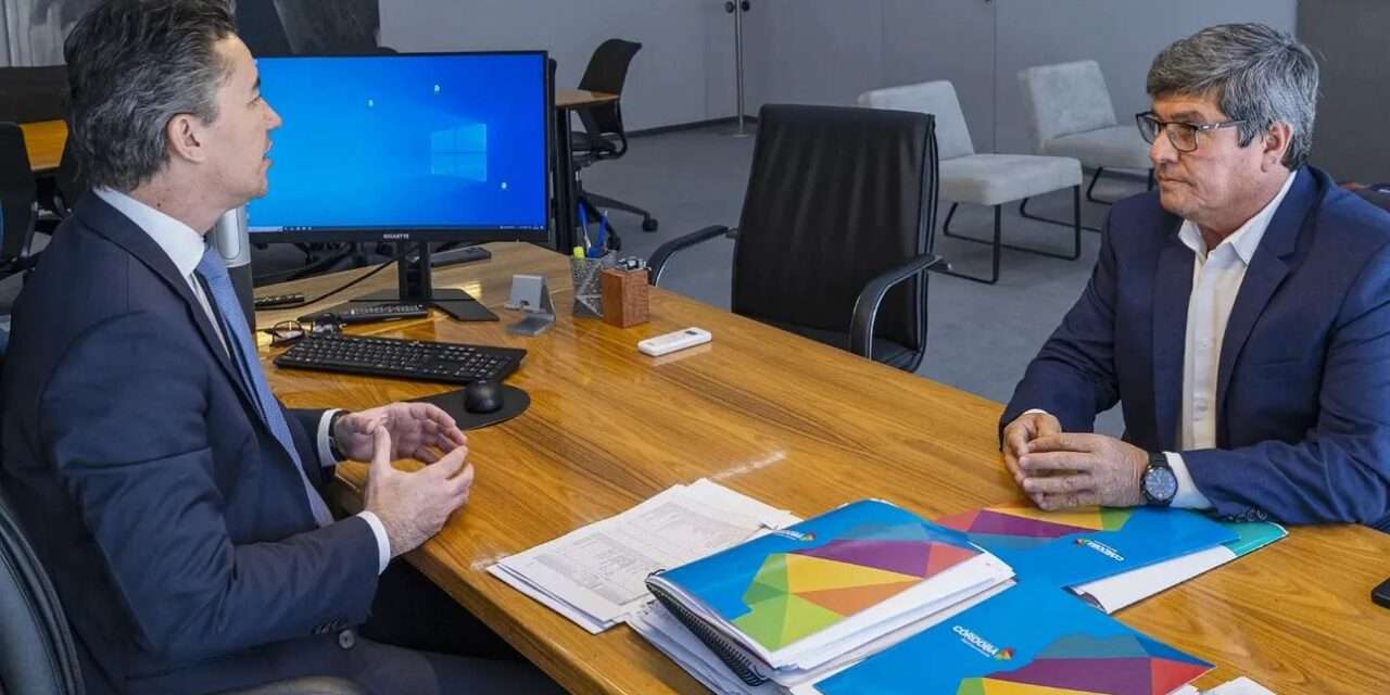 Reunión de trabajo entre Casari y el ministro Calvo