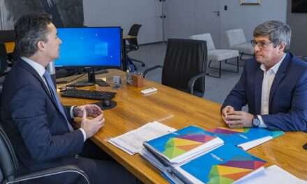 Reunión de trabajo entre Casari y el ministro Calvo