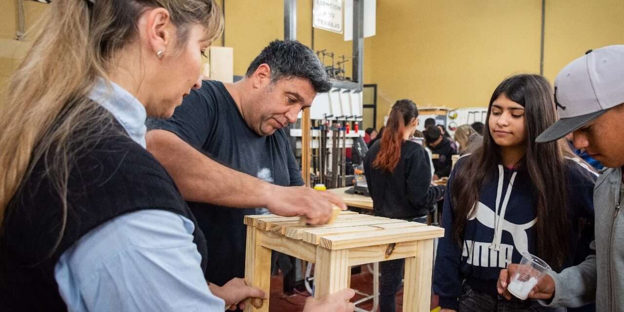 Río Cuarto: La Escuela de Carpintería presentó su trabajo de capacitación y contención a adolescentes