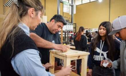 Río Cuarto: La Escuela de Carpintería presentó su trabajo de capacitación y contención a adolescentes