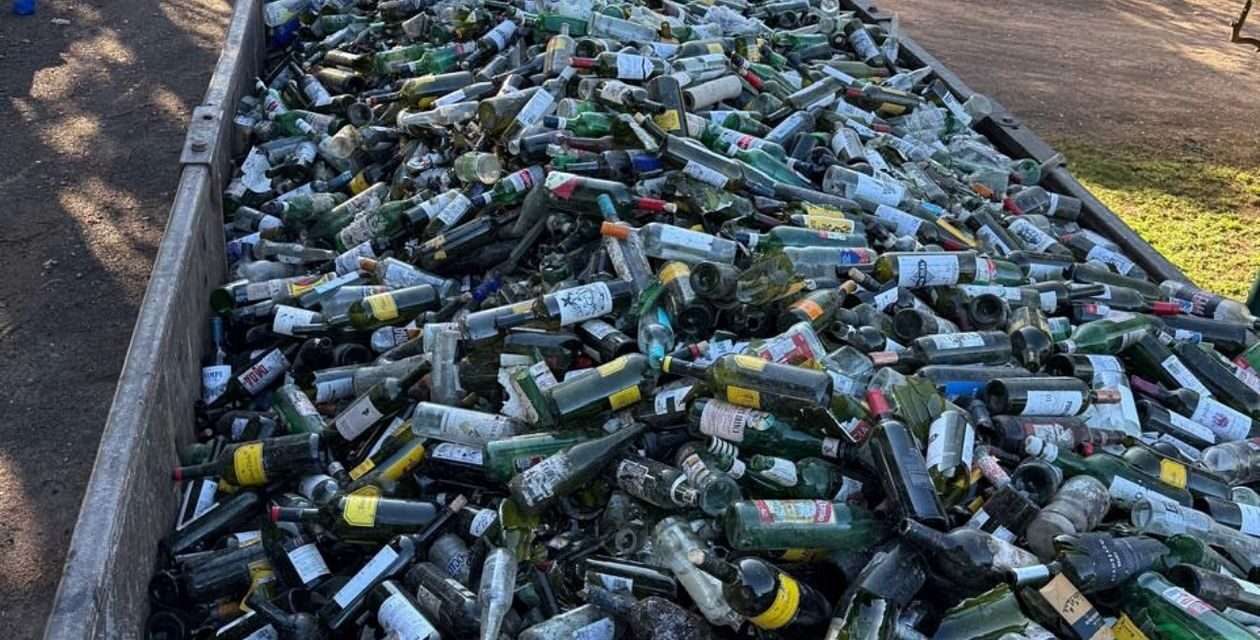 Arias afianza su compromiso ambiental con una nueva entrega de material reciclado