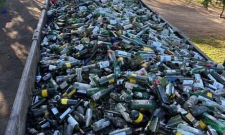 Arias afianza su compromiso ambiental con una nueva entrega de material reciclado