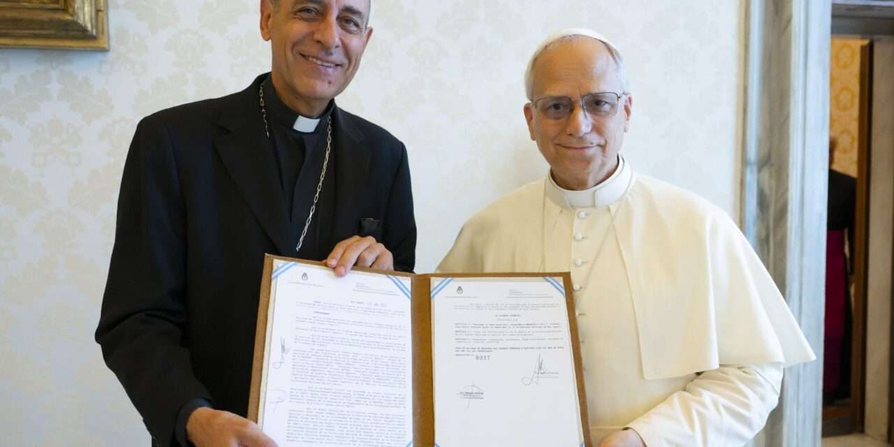 La UNRC entregó en el Vaticano el título de Doctor Honoris Causa al Papa Francisco