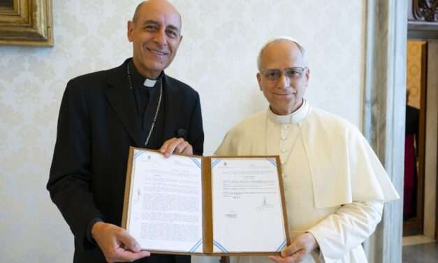 La UNRC entregó en el Vaticano el título de Doctor Honoris Causa al Papa Francisco
