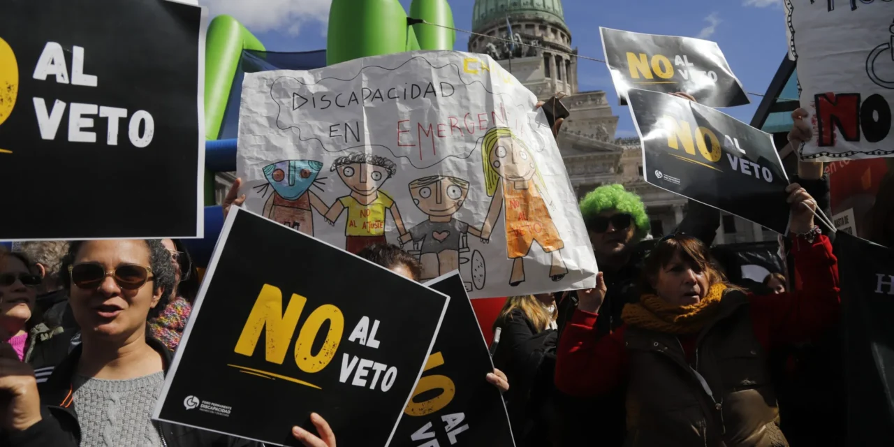 Luego de la derrota en el Congreso, el Gobierno analiza judicializar la emergencia en discapacidad